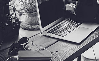 三亿电子-C罗禁区内凌空抽射踢呲，随后脚后跟射门被吹越位